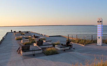Promenade de la mer et brise-lames
