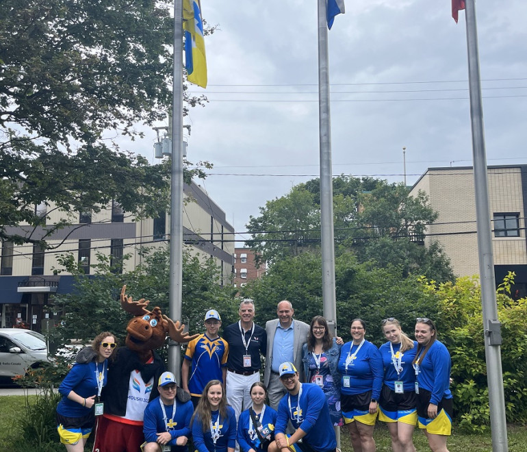 Le drapeau de l’Est-du-Québec hissé au mât de l’hôtel de ville pour la durée des Jeux du Québec